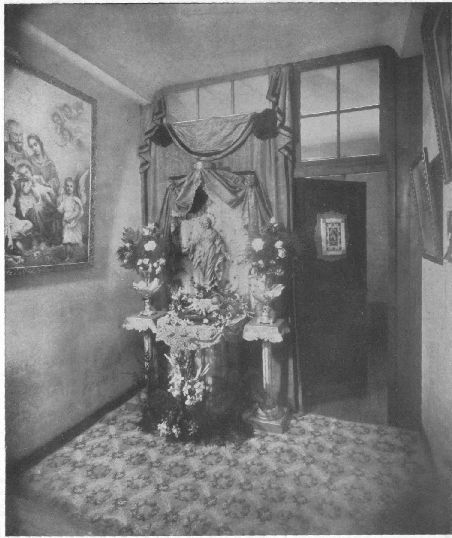 ORATOIRE où se trouve actuellement la «Vierge de la chambre de Thérèse».