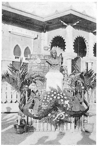 Monument at the corner of Rizal avenue, Manila.